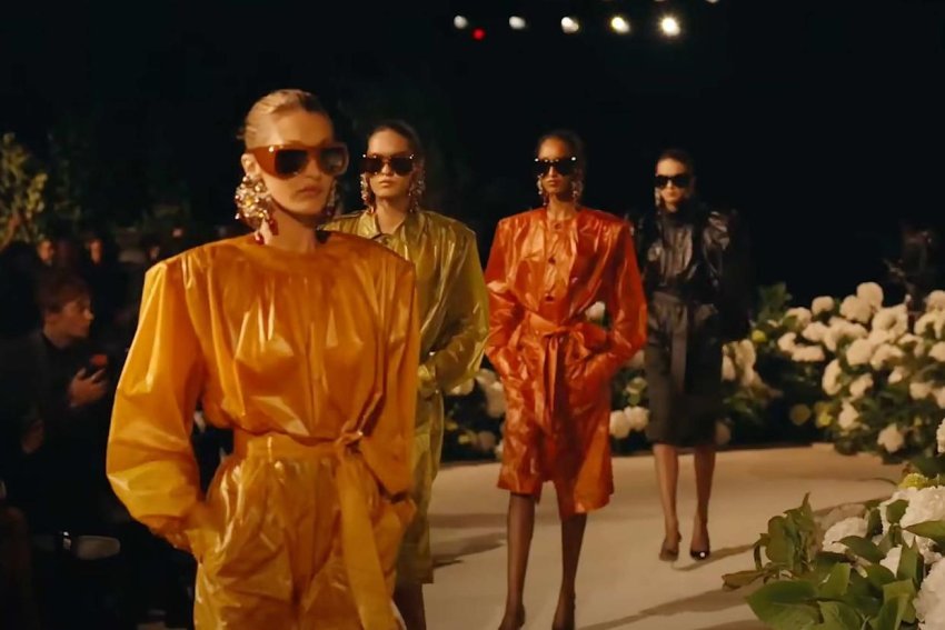 Bella Hadid rikthehet fuqishëm në pasarelë pas trajtimit të Lyme, shkëlqen për Saint Laurent 3 bella hadid rikthehet fuqishem ne pasarele pas trajtimit te lyme shkelqen per saint laurent 68dae974b0ef2