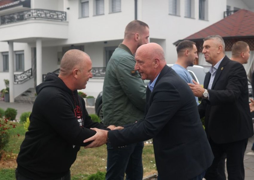 berisha viziton familjen ceku te qyshkut 68d80d0fab9ec