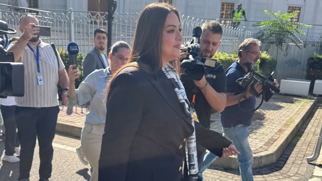 betohet sot si deputete sara mila i drejtohet kuvendit shalli qe terhoqi vemendjen 68c3eae3ab177