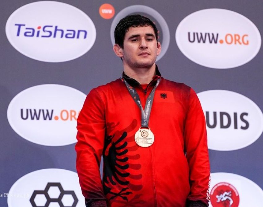 boterori i mundjes valiev i jep medaljen e argjendte shqiperise 68c8a3948989c