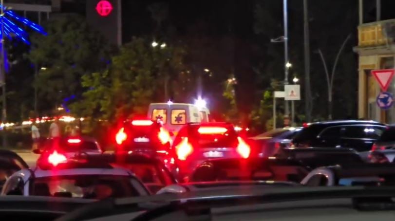 cifti i te moshuarve perplaset nga makina ne vijat e bardha dergohen ne spitalin e fierit 68c1d487edd04