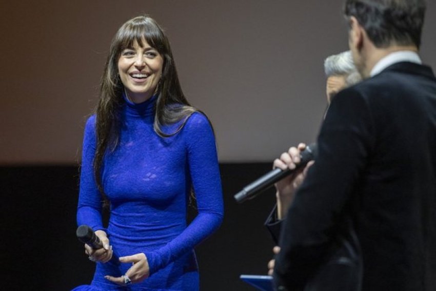 Dakota Johnson shfaqet me një fustan transparent në Festivalin e Filmit 2 dakota johnson shfaqet me nje fustan transparent ne festivalin e filmit 68d71111efa63