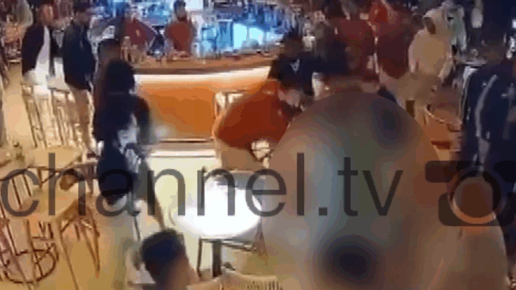 dalin pamjet nga sherri masiv me thika ne korce momente tmerri per klientet perplasja solli plagosjen e tre personave 68b845a3d5b9d