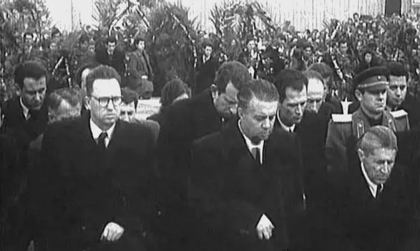 Dëshmia e rrallë: Kur Kadri Hazbiu e njoftoi Enver Hoxhën se “Vdiq Tuk Jakova”, ish-diktatori shpërtheu në të bërtitura dhe… 2 deshmia e rralle kur kadri hazbiu e njoftoi enver hoxhen se vdiq tuk jakova ish diktatori shpertheu ne te bertitura dhe 68ce3e018380c