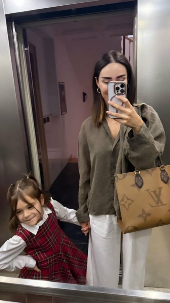 Dita e parë e shkollës për Ajkën, 'bën bashkë' Xhensilën dhe Besin 2 dita e pare e shkolles per ajken ben bashke xhensilen dhe besin 68bf01b232af6