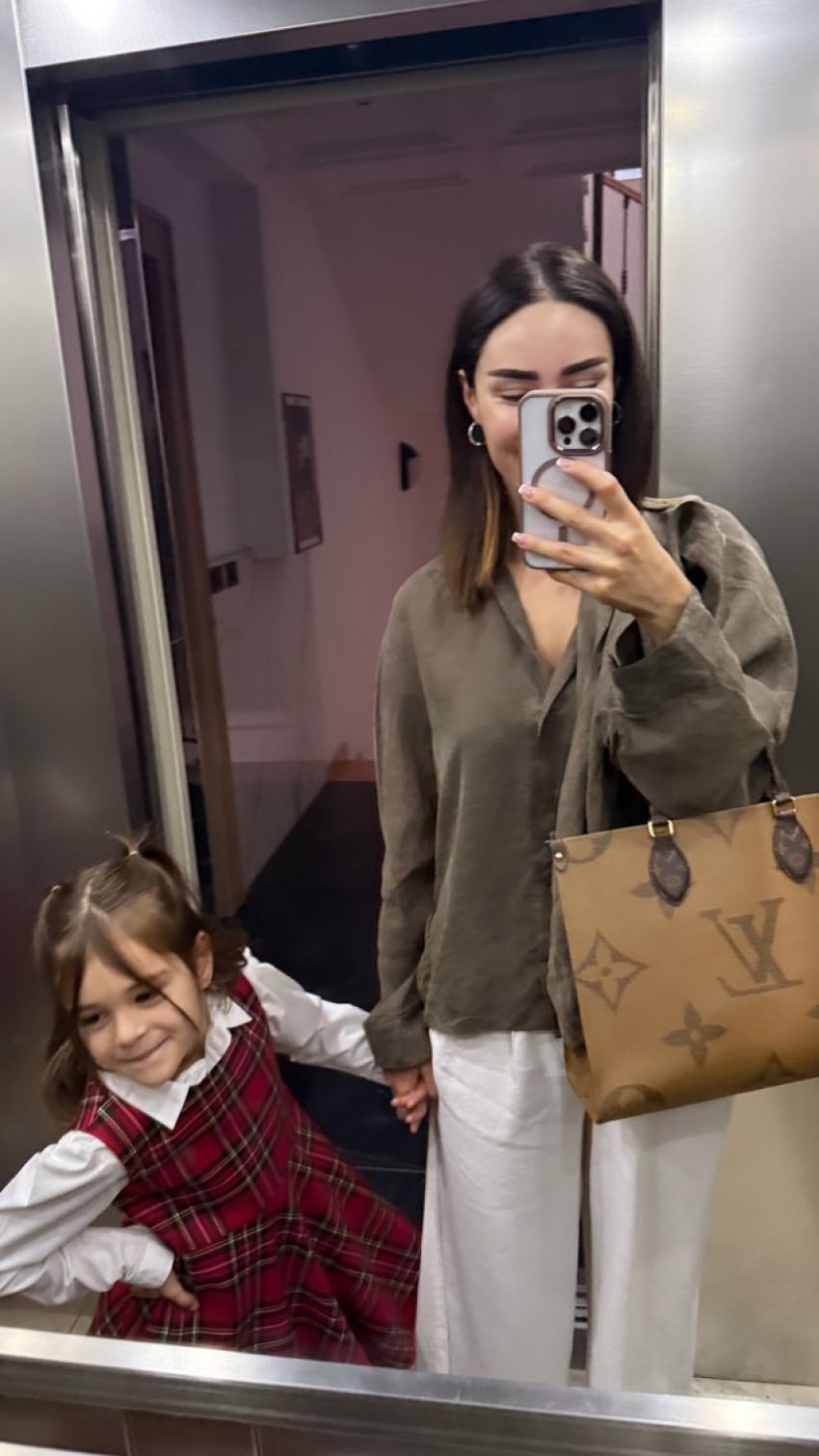 Dita e parë e shkollës për Ajkën, 'bën bashkë' Xhensilën dhe Besin 1 dita e pare e shkolles per ajken ben bashke xhensilen dhe besin 68bf01b232af6