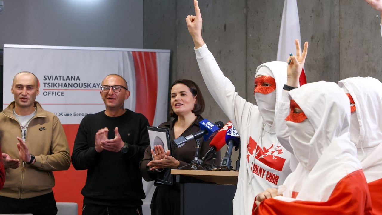 “Doja të kthehesha në shtëpi, por më nxorën jashtë vendit”/ Të burgosurit politikë bjellorusë tregojnë tmerrin e lirisë së rreme pas marrëveshjes me SHBA-në 1 doja te kthehesha ne shtepi por me nxoren jashte vendit te burgosurit politike bjelloruse tregojne tmerrin e lirise se rreme pas marreveshjes me shba ne 68c495c7172b3