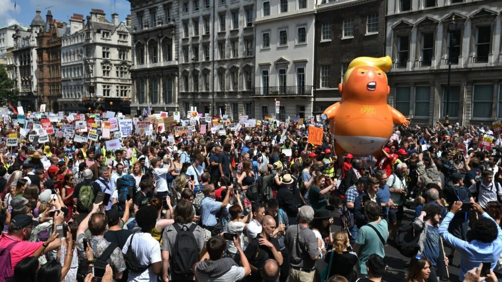 Donald Trump drejt Britanisë së Madhe, pritet me protesta: Nuk je i mirëpritur 3 donald trump drejt britanise se madhe pritet me protesta nuk je i mirepritur 68c9e00a8a133