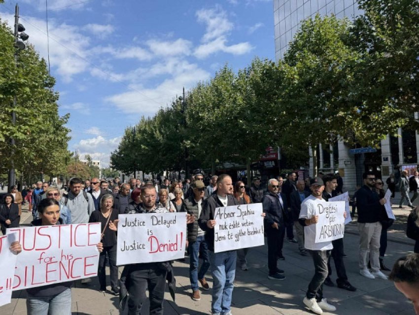 drejtesi per arbnorin protestohet ne prishtine per ish policin qe po mbahet ne serbi 68dbc94ee9421