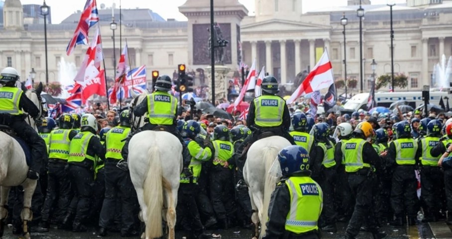 “Duam vendin tonë përsëri”, protesta kundër emigrantëve në Londër 3 duam vendin tone perseri protesta kunder emigranteve ne londer 68c694438d5e4