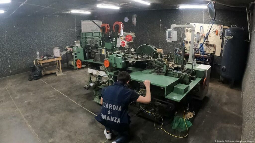 e fshehur nen toke zbulohet fabrika ilegale e prodhimit te cigareve ne itali 68d94195dadbf
