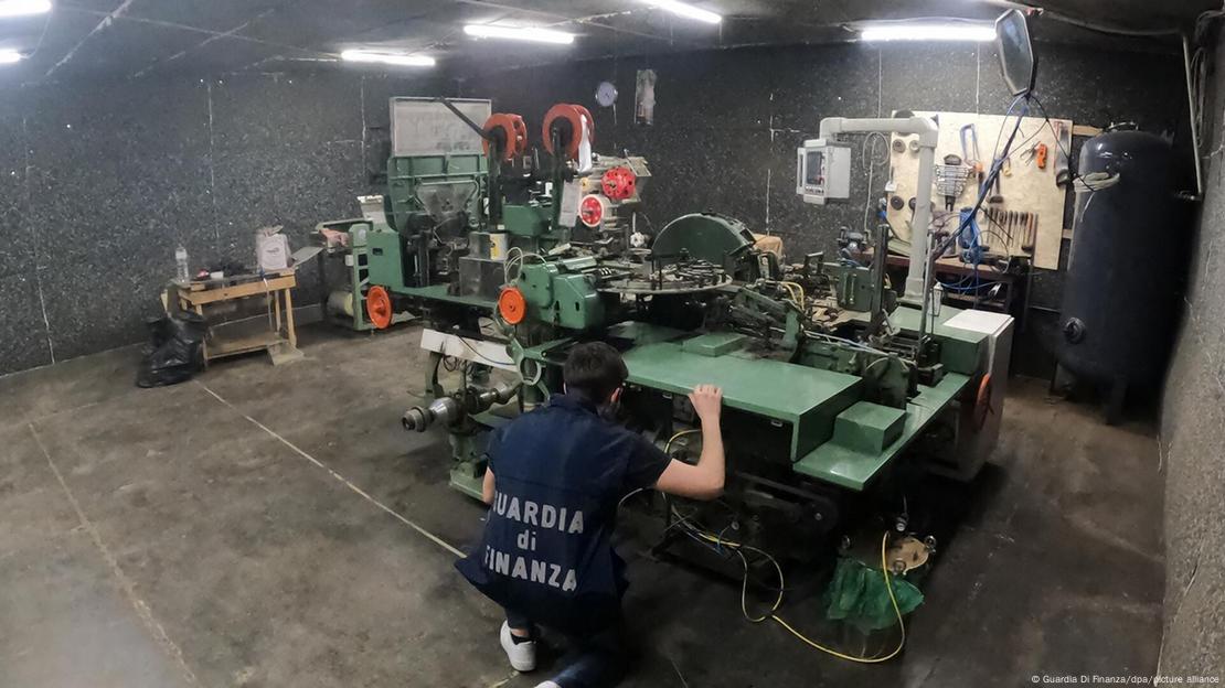 E fshehur nën tokë, zbulohet fabrika ilegale e prodhimit të cigareve në Itali 1 e fshehur nen toke zbulohet fabrika ilegale e prodhimit te cigareve ne itali 68d94195dadbf