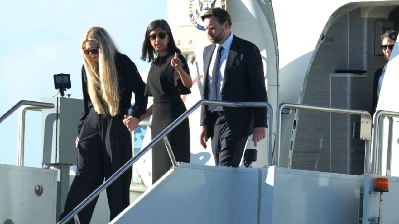 e shoqeruar nga j d vance dhe gruaja e tij bashkeshortja e charlie kirk nuk i mban dot lotet teksa zbret nga avioni i zv presidentit 68c409254c1d9