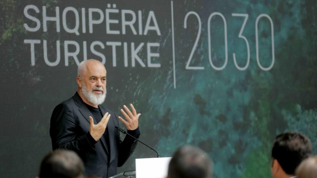 “Ecim pa të shtunë e pa të diel”/ Rama ndan pamjet nga aksioni për lirimin e hapësirave publike 3 ecim pa te shtune e pa te diel rama ndan pamjet nga aksioni per lirimin e hapesirave publike 68c55883941f5