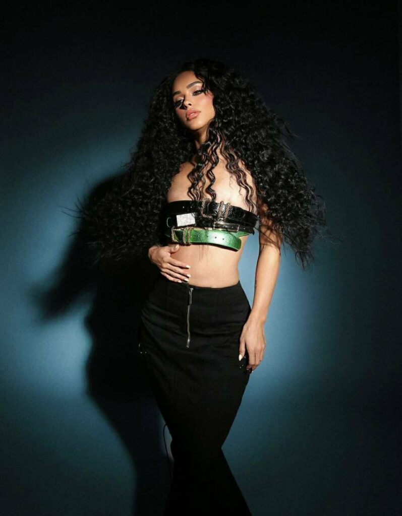 Egli Tako fsheh gjoksin me rripa 2 egli tako fsheh gjoksin me rripa 68bbd21385903