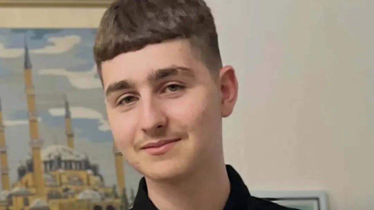 Foto/ Zhduket 15-vjeçari nga Gjirokastra, familjarët kërkojnë ndihmë për gjetjen e tij: U nis pa para drejt Tiranës, mund… 1 foto zhduket 15 vjecari nga gjirokastra familjaret kerkojne ndihme per gjetjen e tij u nis pa para drejt tiranes mund 68dc3287816e4