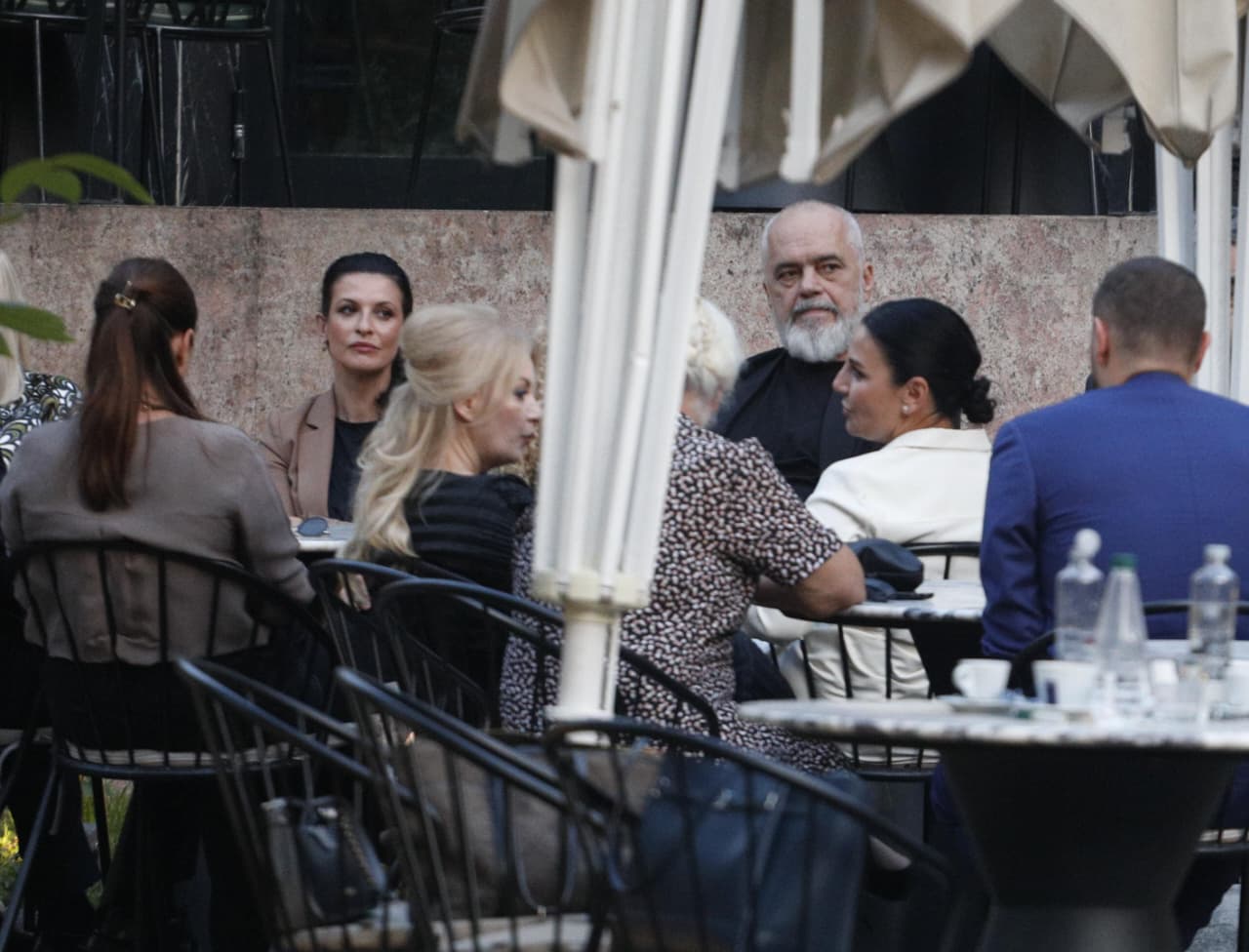 Fotolajm/ Pas mbledhjes me kabinetin qeverisës, Rama ulet në kafe me ministrat dhe deputetët socialistë 1 fotolajm pas mbledhjes me kabinetin qeverises rama ulet ne kafe me ministrat dhe deputetet socialiste 68d42d688d545