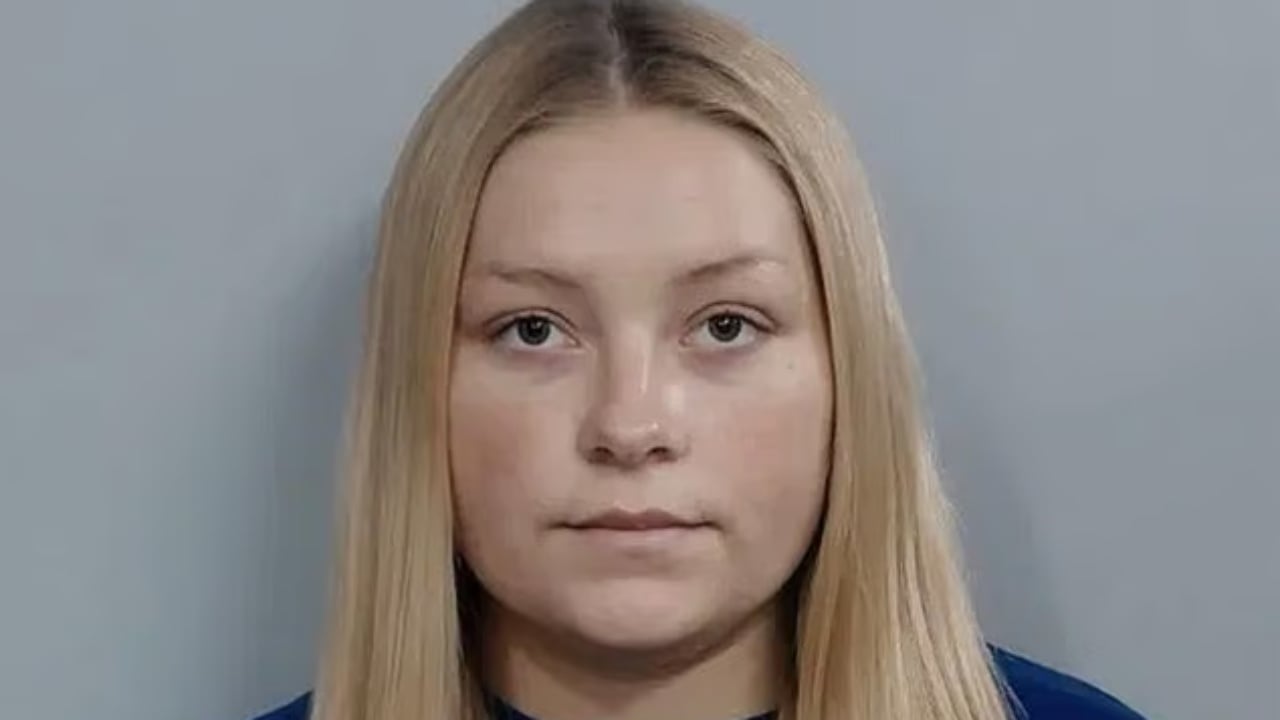 fotot e rende modelja lind foshnjen dhe e fsheh ne dollap e futi ne qese te zeze 68b6be066ec28