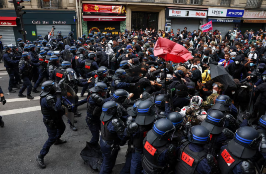 Francë/ Protestat “paralizojnë” vendin, mijëra protestues kundër klasës politike dhe shkurtimeve të buxhetit 2 france protestat paralizojne vendin mijera protestues kunder klases politike dhe shkurtimeve te