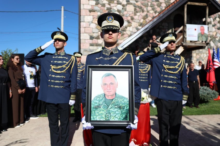 Haradinaj: Lamtumira e fundit për luftëtarin e lirisë, Adem Haxhosaj! 4 haradinaj lamtumira e fundit per luftetarin e lirise adem