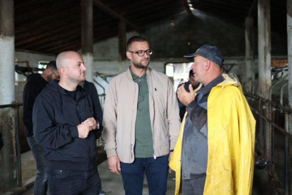 Hoxha dhe Memishi me bujqit e Sllatinës: Do të hapet Njësia Rajonale në Tearcë! 2 hoxha dhe memishi me bujqit e sllatines do te hapet njesia rajonale ne tearce 68d7cb1380958