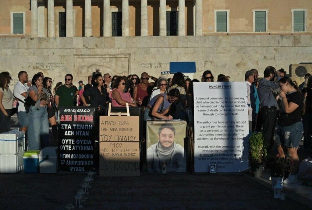 Humbi djalin në tragjedinë hekurudhore të Tempit, qindra qytetarë i bashkohen grevës së babait shqiptar para Parlamentit grek 3 humbi djalin ne tragjedine hekurudhore te tempit qindra qytetare i bashkohen greves se babait shqiptar para parlamentit grek 68d08d42e9fe5