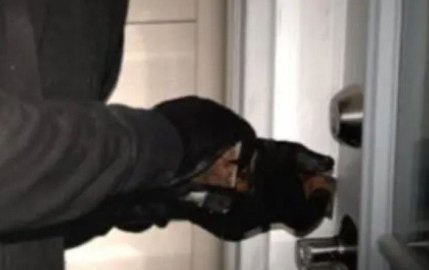 Hynë në banesë, vodhën një shumë parash dhe rrahën çiftin e të moshuarve, ende të pa identifikuar autorët e grabitjes në Finiq 2 hyne ne banese vodhen nje shume parash dhe rrahen ciftin e te moshuarve ende te pa identifikuar autoret e grabitjes ne finiq 68c7de54ef4f0