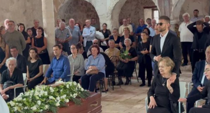 I jepet lamtumira e fundit regjisorit Dhimitër Anagnosti, Nderi i Kombit prehet në Vuno 2 i jepet lamtumira e fundit regjisorit dhimiter anagnosti nderi i kombit prehet ne vuno 68b844952cf22