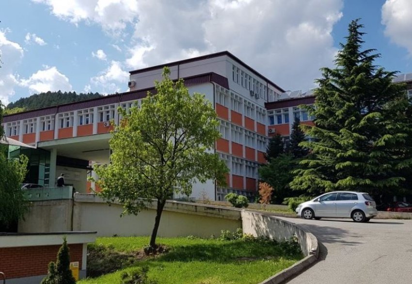 I lënduari nga aksidenti në Bllagajë po trajtohet në Spitalin e Pejës 3 i lenduari nga aksidenti ne bllagaje po trajtohet ne spitalin e pejes 68d6bb8fea145