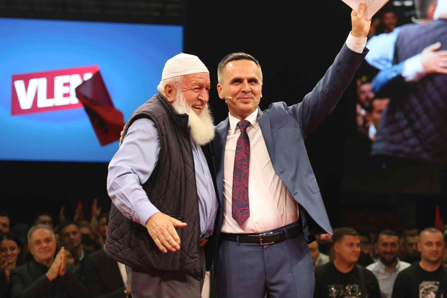 I moshuari nga Shkupi ngjitet në skenë për të përqafuar Bilall Kasamin: Je kryetari më i suksesshëm në Maqedoni 1 i moshuari nga shkupi ngjitet ne skene per te perqafuar bilall kasamin je kryetari me i suksesshem ne maqedoni 68dc44ef022d3