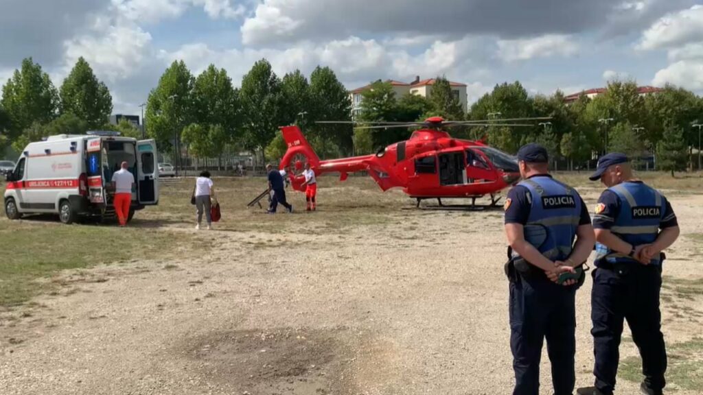 I shoqëruar nga bashkëshortja, ambasadori Shkurov niset me helikopter drejt Tiranës 2 i shoqeruar nga bashkeshortja ambasadori shkurov niset me helikopter drejt tiranes 68c6c62de2596
