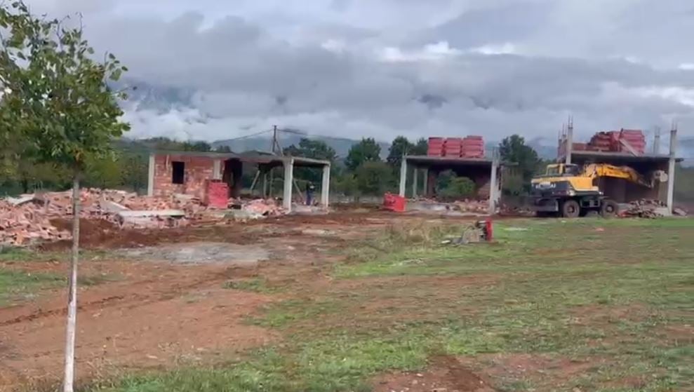 IKMT vijon aksionin në Valbonë, prishen bujtina të ndërtuara prej vitesh pa leje 3 ikmt vijon aksionin ne valbone prishen bujtina te ndertuara prej vitesh pa leje 68c45b63dddeb