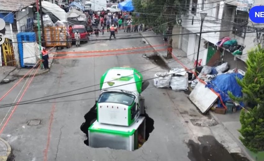 kamioni bie ne gropen qe hapet befasisht ne mes te asfaltit ne mexico city 68d05575cfabf