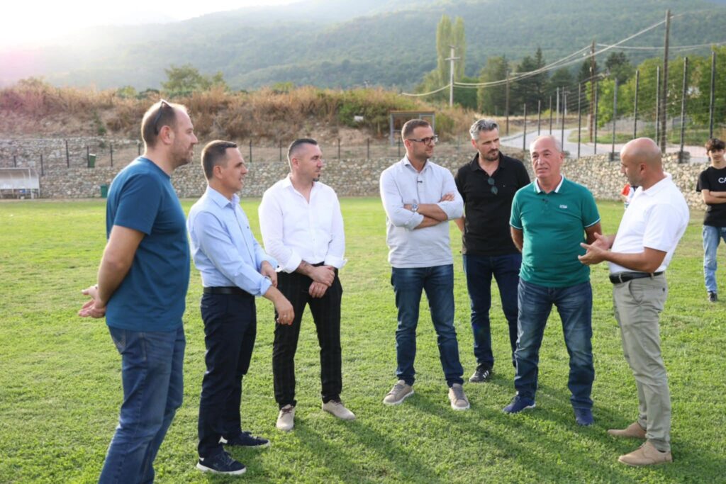 Kasami dhe Memishi në Dobrosht priten nga veterani i sportit Nizam Iljazi 2 kasami dhe memishi ne dobrosht priten nga veterani i sportit nizam iljazi 68c1b5f1e2d82