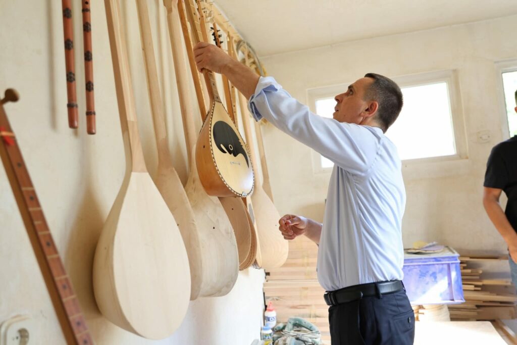 Kasami viziton mjeshtrin e çiftelisë Isak Abduramani në Vicë 2 kasami viziton mjeshtrin e ciftelise isak abduramani ne vice 68c489efd9e84