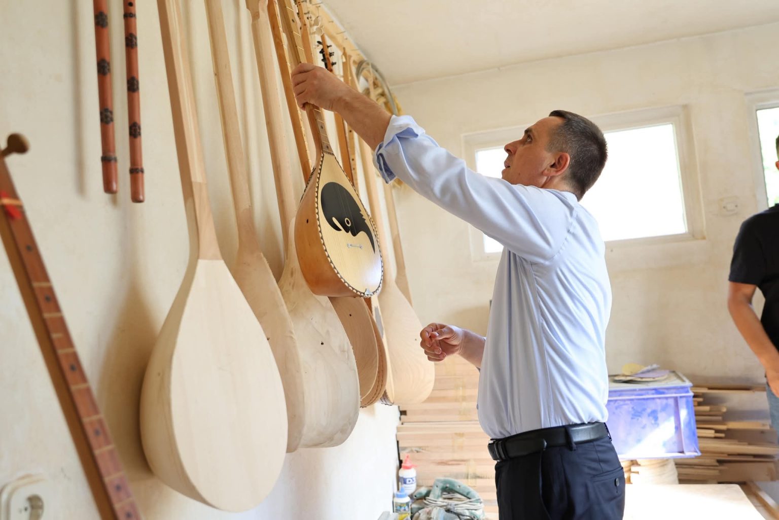 Kasami viziton mjeshtrin e çiftelisë Isak Abduramani në Vicë 1 kasami viziton mjeshtrin e ciftelise isak abduramani ne vice 68c489efd9e84