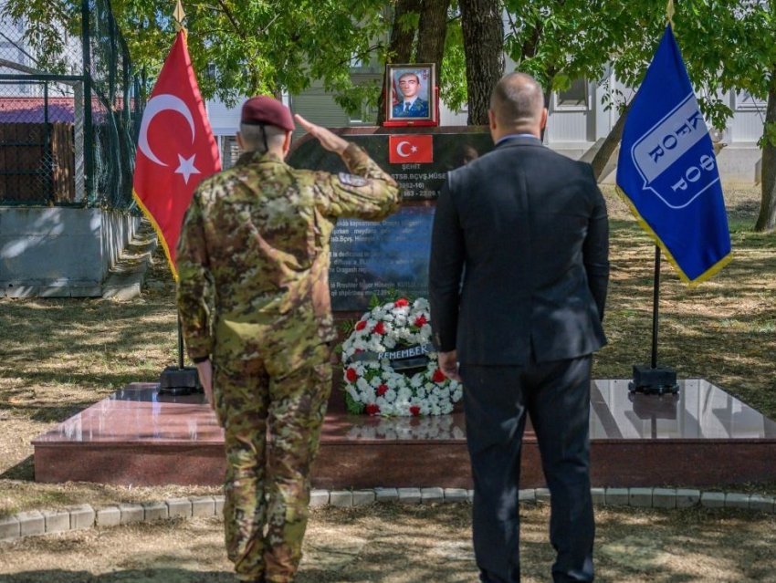 KFOR-i nderon rreshterin që humbi jetën duke çaktivizuar një mjet shpërthyes në Kosovë 2 kfor i nderon rreshterin qe humbi jeten duke caktivizuar nje mjet shperthyes ne kosove 68d1de25ae4df