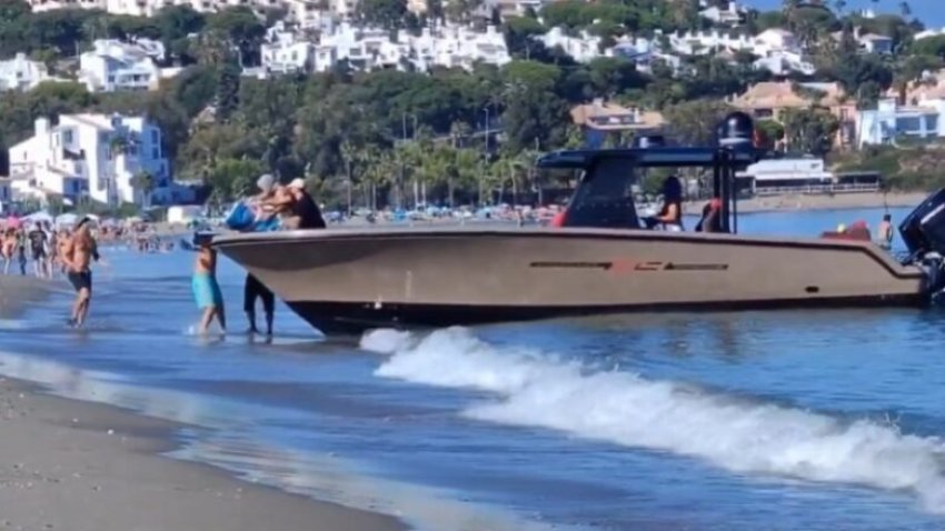 kontrabandistet zbarkuan drogen ne nje plazh plot me turiste ne spanje 68ba243305bea