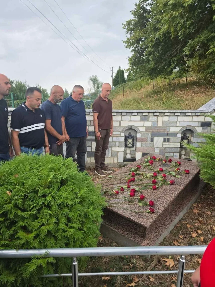 Kryetari i Kërçovës, Fatmir Dehari, përkujton Komandant Lalën: “Luftëtar i lirisë dhe simbol i sakrificës” 1 kryetari i kercoves fatmir dehari perkujton komandant lalen luftetar i lirise dhe simbol i sakrifices 68b95c7216aa5