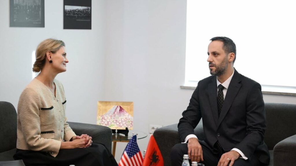 Lamallari pret në takim të Ngarkuarën me Punë të SHBA: Diskutuam për ecurinë e zbatimit të reformës në drejtësi 3 lamallari pret ne takim te ngarkuaren me pune te shba diskutuam per ecurine e zbatimit te reformes ne drejtesi 68d3bce3101aa