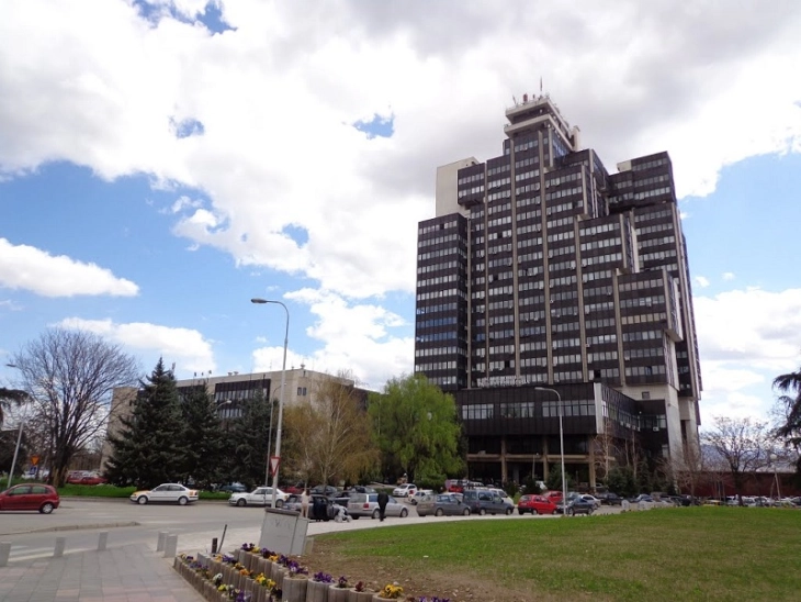 lendohet rende nje shkupjane derisa po hynte ne ashensor ne ndertesen e rtvm se 68b9941151106