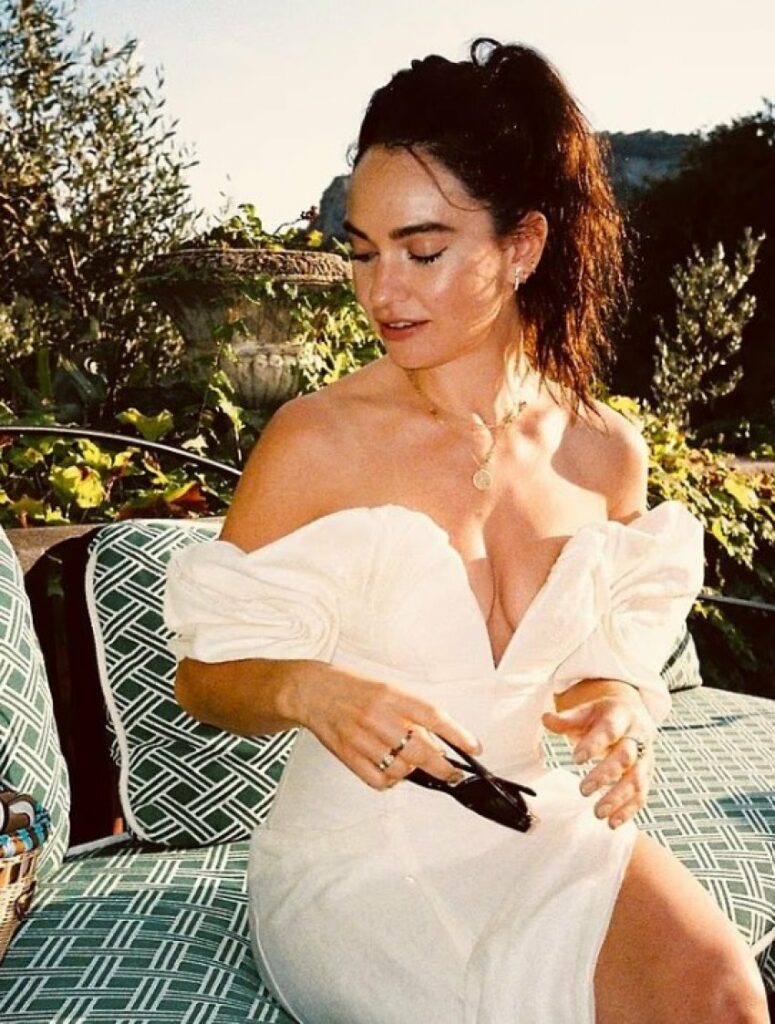 Lily James mahnit me pamjen gjatë pushimeve luksoze 2 lily james mahnit me pamjen gjate pushimeve luksoze 68b53a98c8c4e