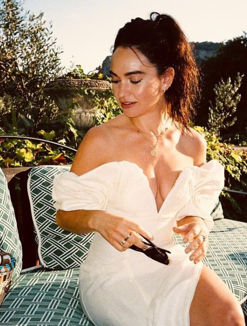 Lily James mahnit me pamjen gjatë pushimeve luksoze 1 lily james mahnit me pamjen gjate pushimeve luksoze 68b53a98c8c4e