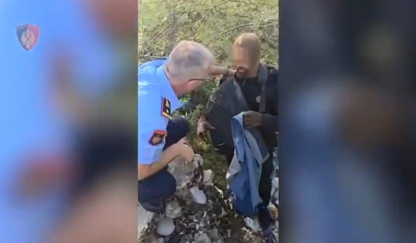 me corape ne koke dhe cante ne krahe policia e shkodres publikon pamjet nga arrestimi i ragip giles 68bff66355931