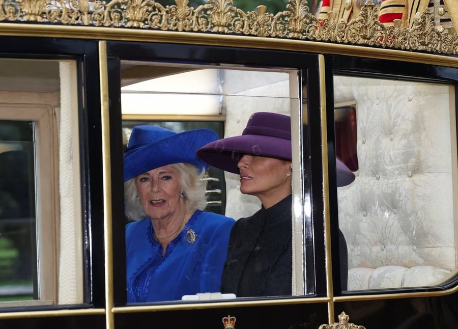 Me karrocë floriri dhe roje nderi, Trump pritet si “mbret” në Britani 3 me karroce floriri dhe roje nderi trump pritet si mbret ne britani 68cac102aa0a1