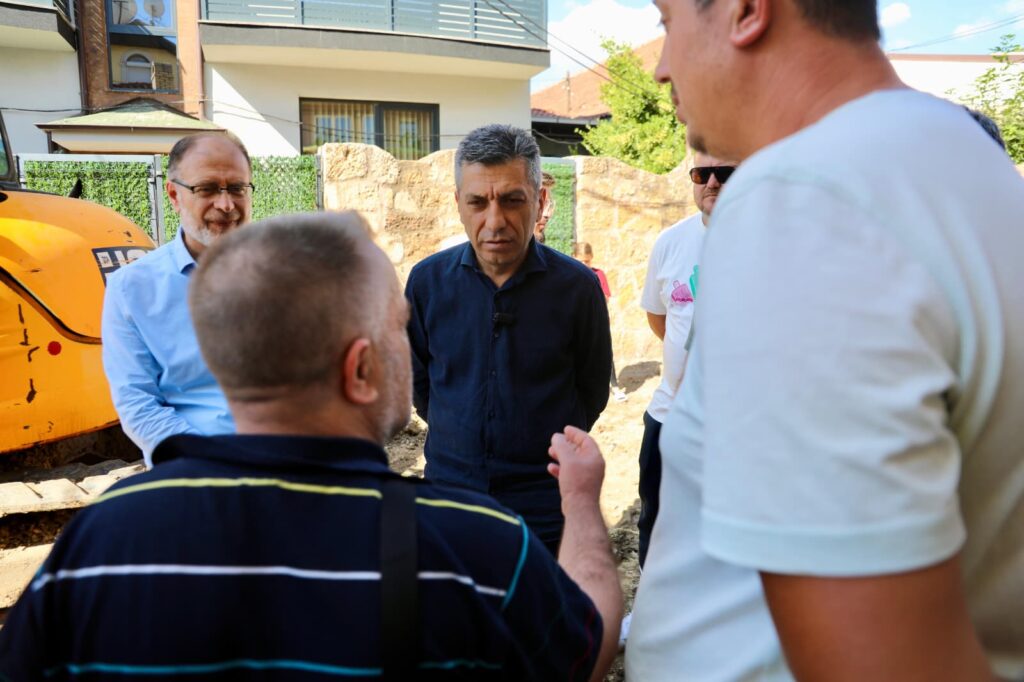 Mexhiti: Pas punimeve nëntokësore, vijon asfaltimi dhe ndriçimi publik në rrugën 157 2 mexhiti pas punimeve nentokesore vijon asfaltimi dhe ndricimi publik ne rrugen 157 68c84d7267741