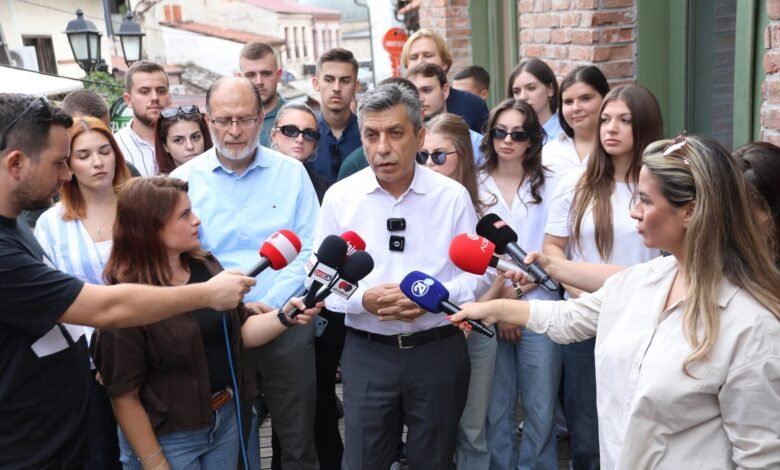 Mexhiti prezanton platformën “Rinia për Çairin” dhe fton qytetarët në javën kulturore në Çarshi 3 mexhiti prezanton platformen rinia per cairin dhe fton qytetaret ne javen kulturore ne carshi 68b86e5805b2e