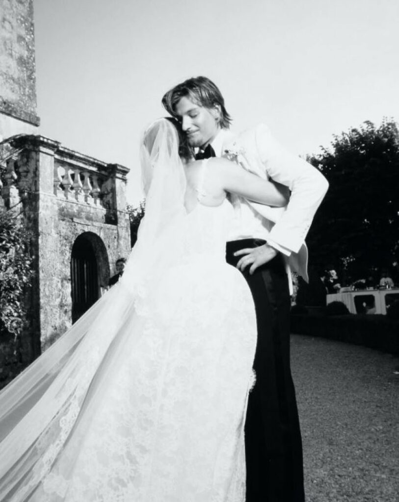 Millie Bobby Brown dhe Jake Bongiovi festojnë përvjetorin e parë të martesës me dedikime të ëmbla në rrjete sociale 2 millie bobby brown dhe jake bongiovi festojne pervjetorin e pare te marteses me dedikime te embla ne rrjete sociale 68d05d75dfe65