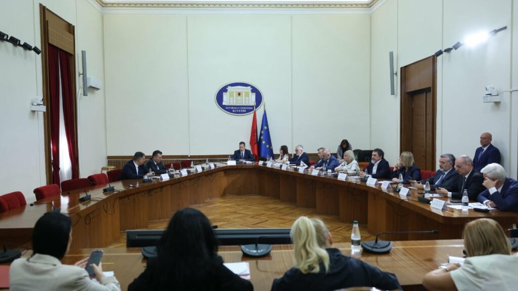 Miratohet lista e anëtarëve të komisioneve parlamentare, emrat i kalojnë Parlamentit për votim 3 miratohet lista e anetareve te komisioneve parlamentare emrat i kalojne parlamentit per votim 68d3a0c440008