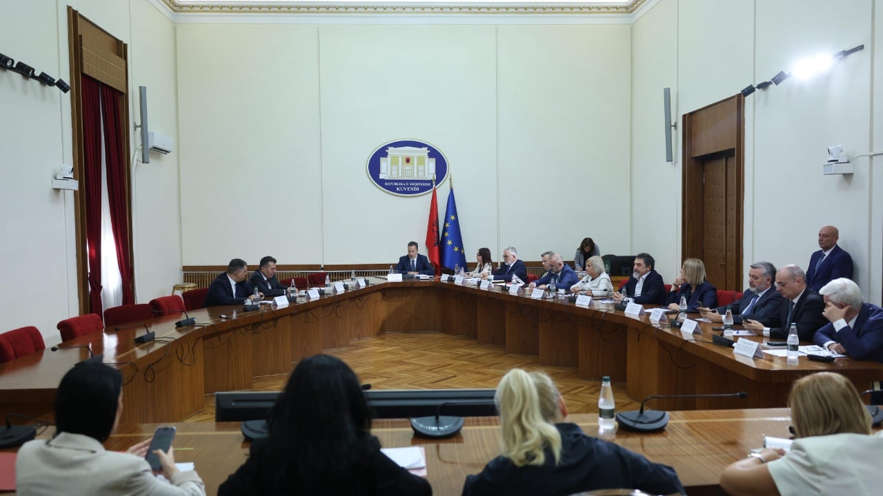 Miratohet lista e anëtarëve të komisioneve parlamentare, emrat i kalojnë Parlamentit për votim 1 miratohet lista e anetareve te komisioneve parlamentare emrat i kalojne parlamentit per votim 68d3a0c440008